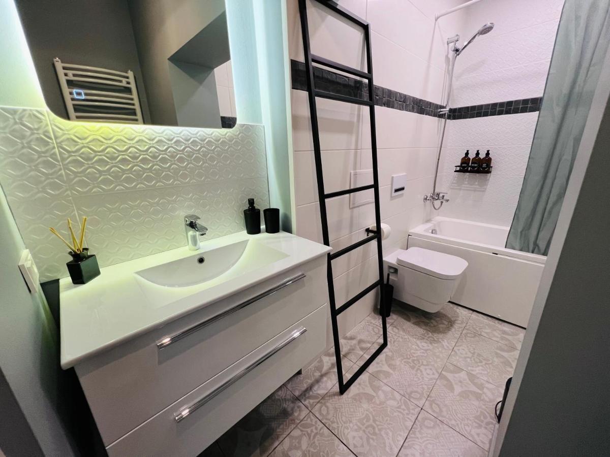 The Right Coast Apartment With Free Private Parking Riga Exterior photo